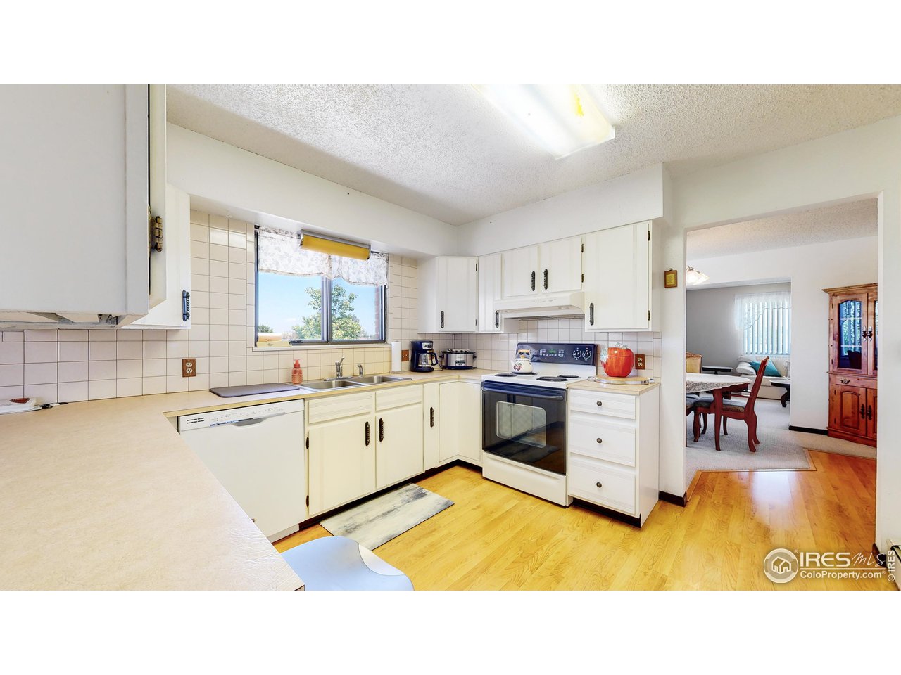 2812 Lake Hollow Road Berthoud, CO 80513 - Photo 9 of 39 a kitchen with sink and cabinets