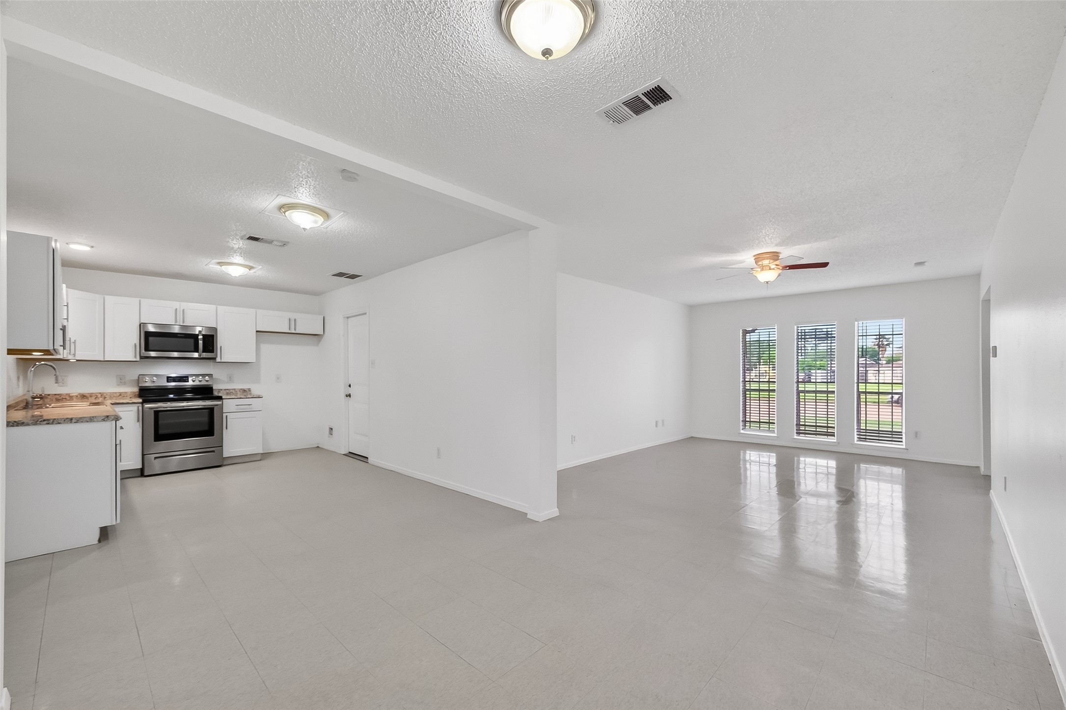 15022 Chipman Ln. Houston, TX 77060 - Photo 12 of 40 Kitchen/Ding area