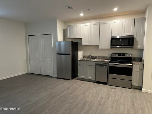 $1,075 | 235 East Street, Unit 26, Pittsfield, MA 01201
