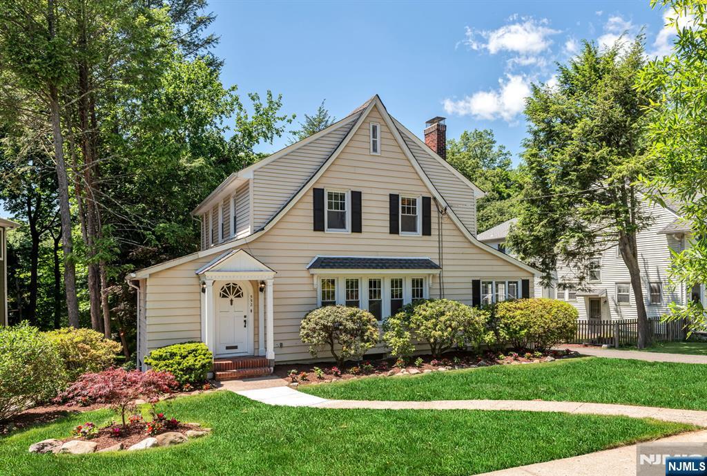 552 Hillcrest Road Ridgewood, NJ 07450 - Photo 1 of 26