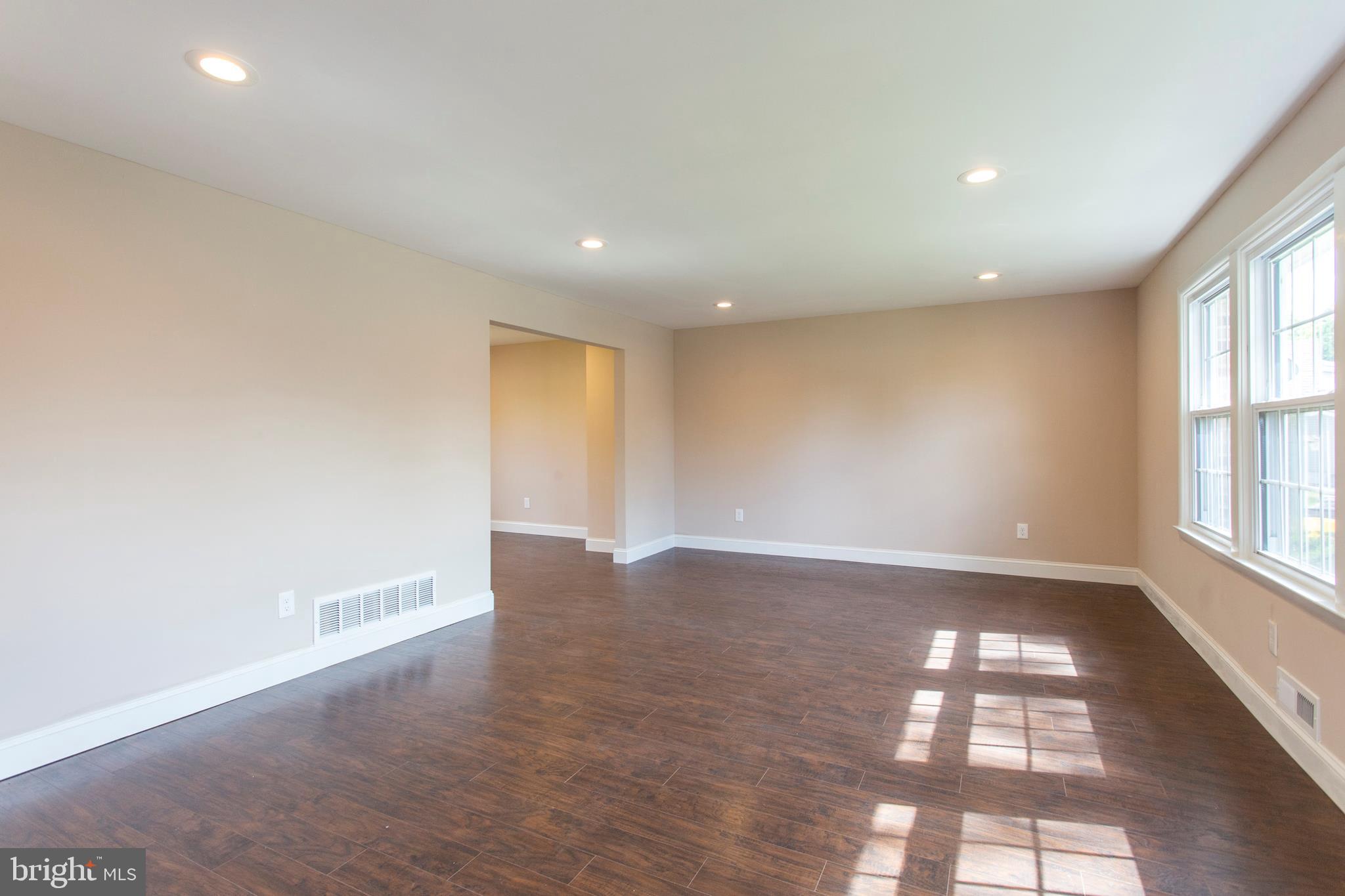28 Candlestick Road Clementon, NJ 08021 - Photo 3 of 25 Living Room
