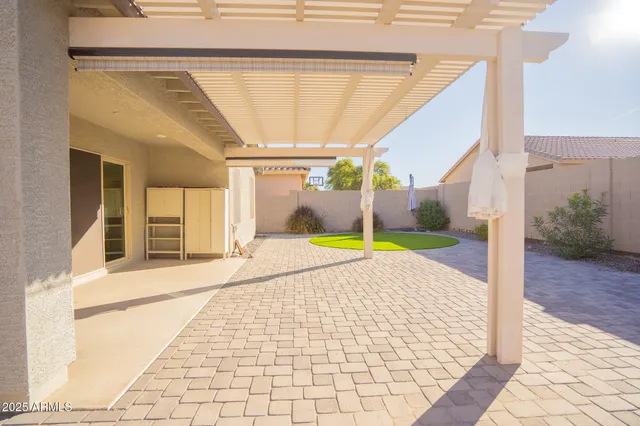 a view of a backyard