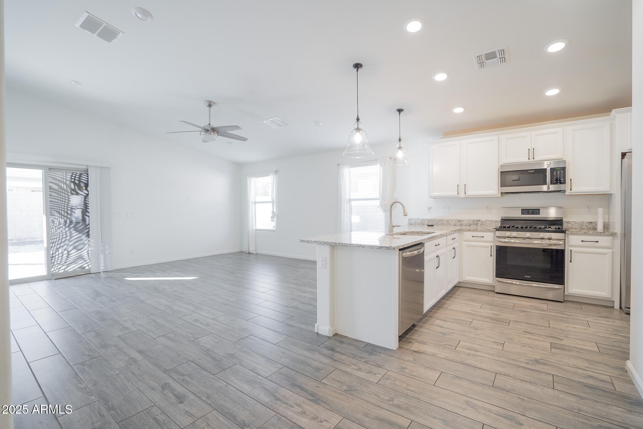 3417 West Alta Vista Road Phoenix, AZ 85041 - Photo 4 of 33 DSC05678