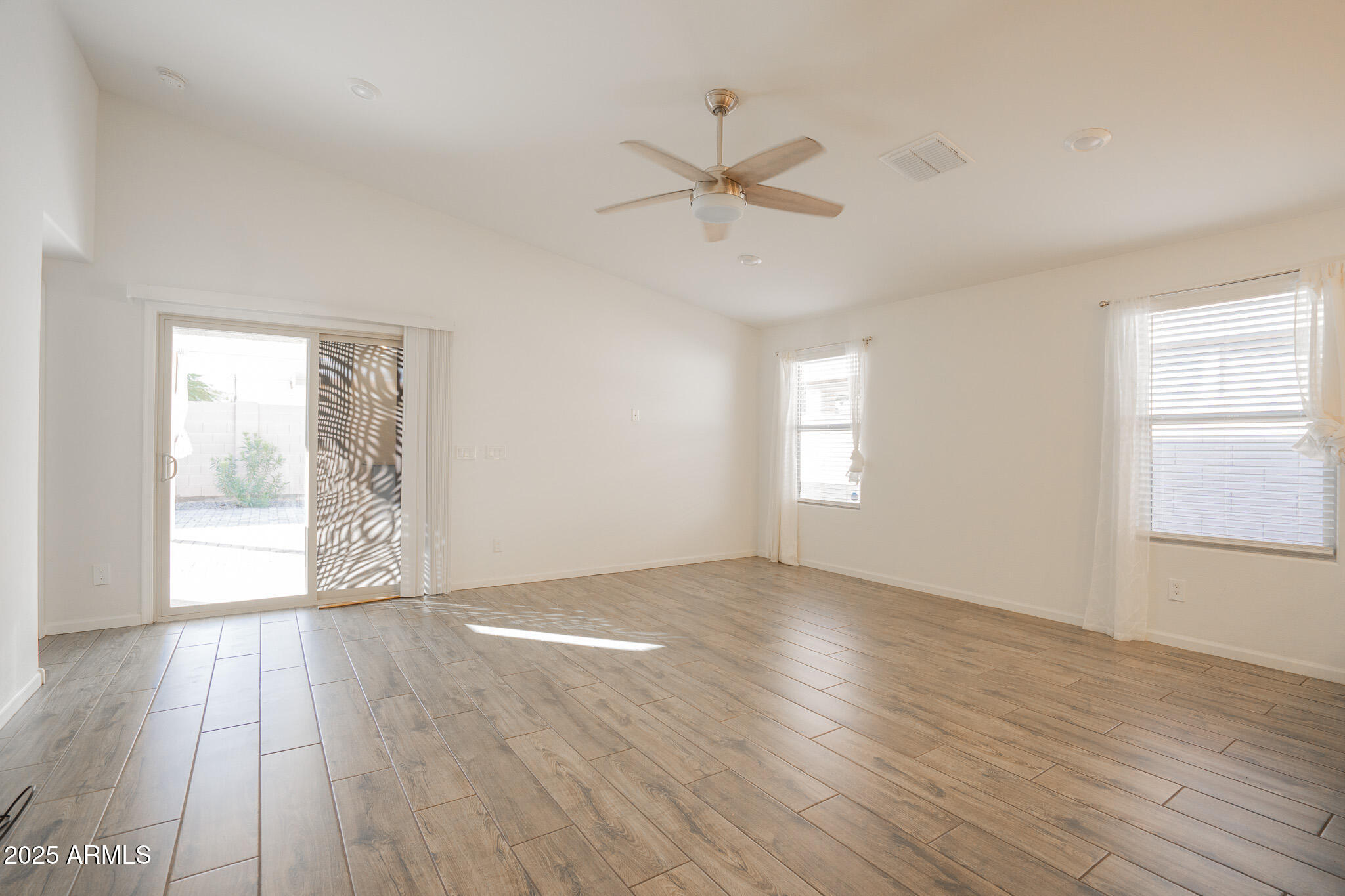 3417 West Alta Vista Road Phoenix, AZ 85041 - Photo 7 of 33 DSC05687