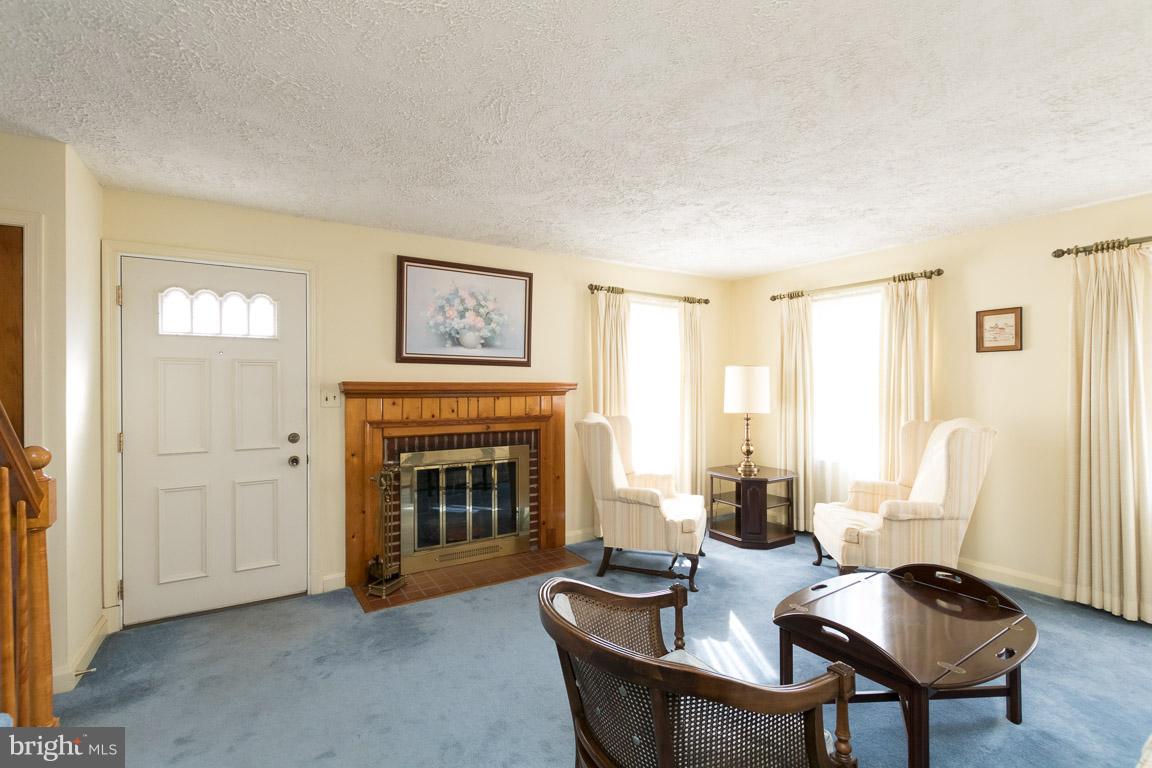 8114 Hillendale Road Baltimore, MD 21234 - Photo 4 of 25 Living Room