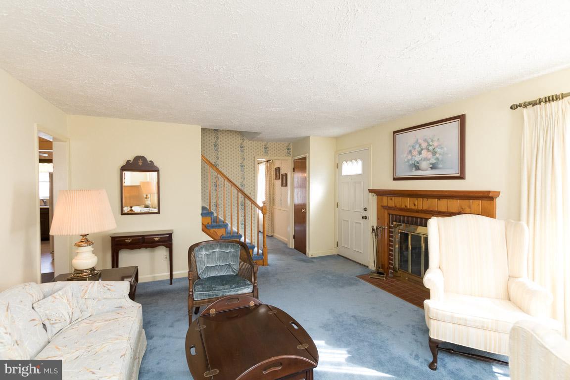 8114 Hillendale Road Baltimore, MD 21234 - Photo 5 of 25 Living Room