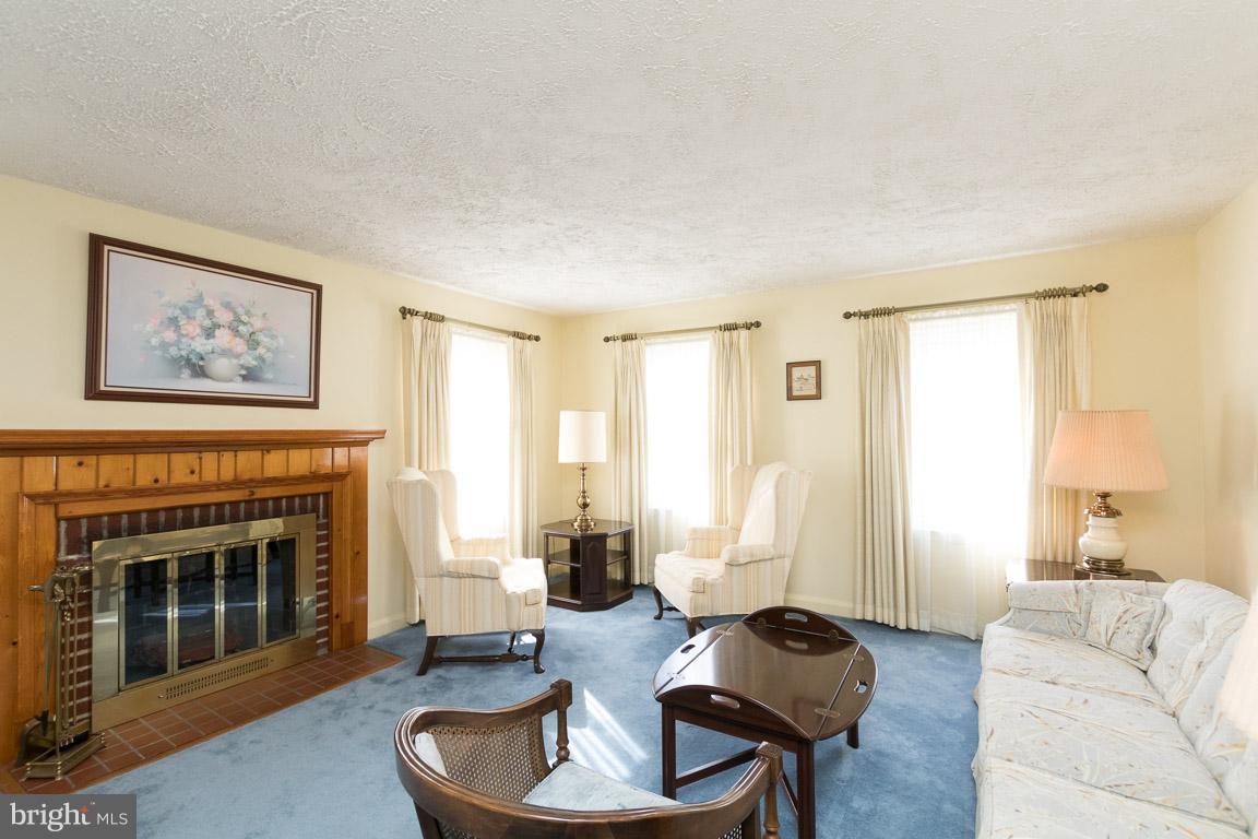 8114 Hillendale Road Baltimore, MD 21234 - Photo 7 of 25 Living Room