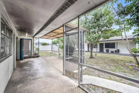 a view of a house with backyard and porch