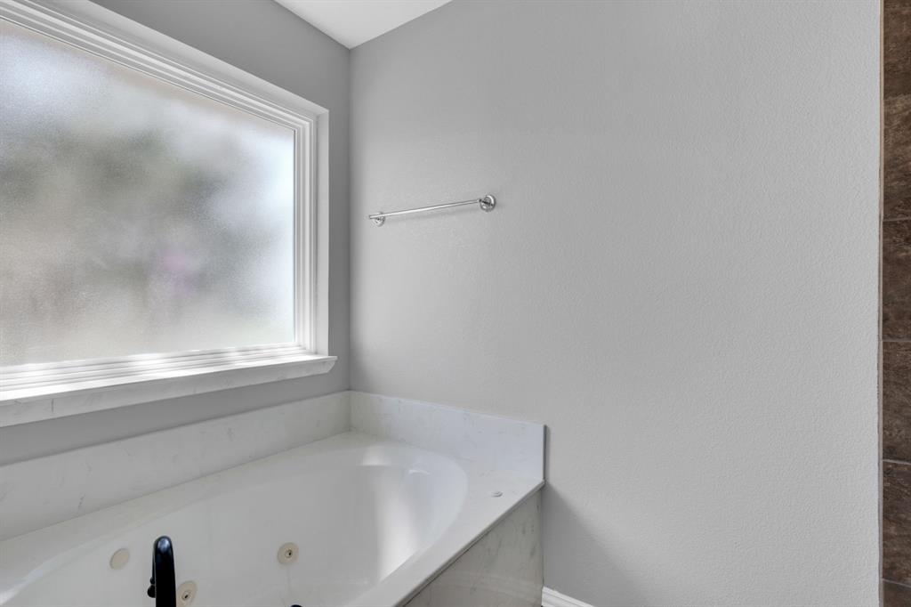 154 Richard Road Waxahachie, TX 75167 - Photo 12 of 38 a bathroom with a bathtub