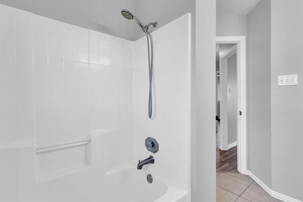 154 Richard Road Waxahachie, TX 75167 - Photo 19 of 38 a bathroom with a shower