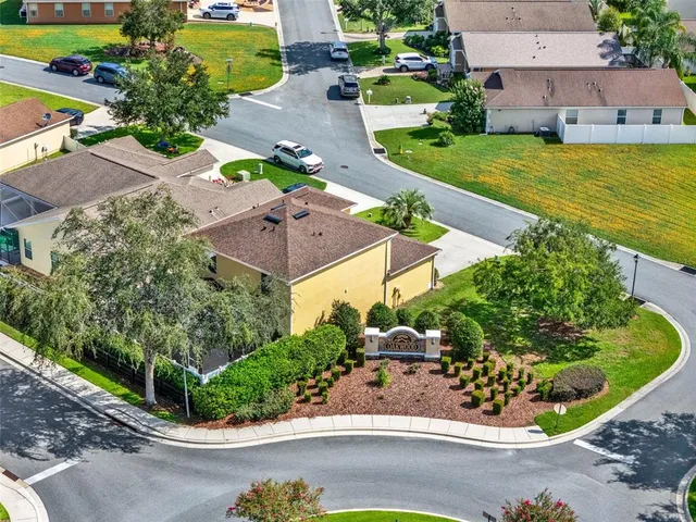 a view of a garden with an house