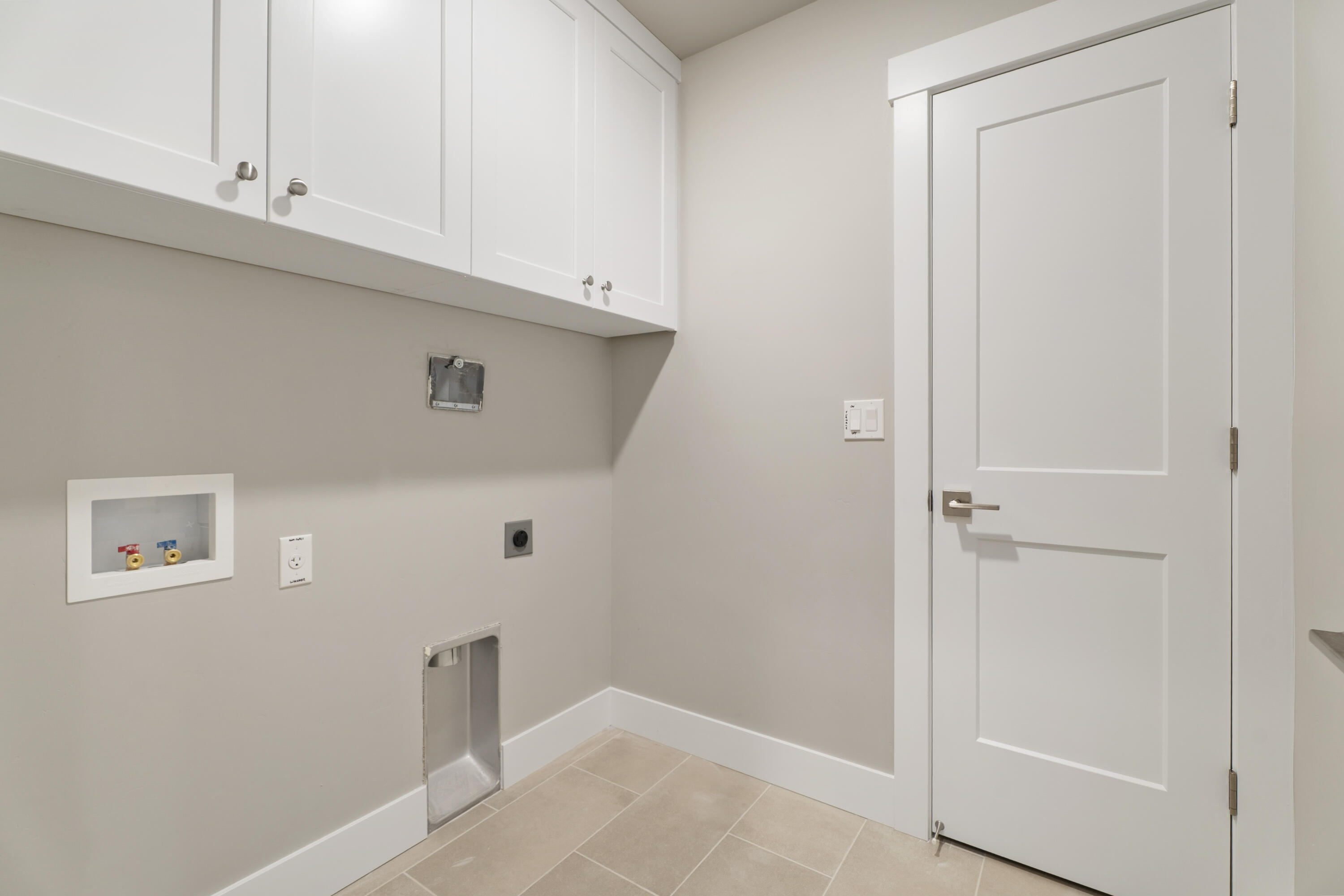 3937 Southwest Coyote Avenue, Unit LOT 154 Redmond, OR 97756 - Photo 21 of 24 21-Laundry Room