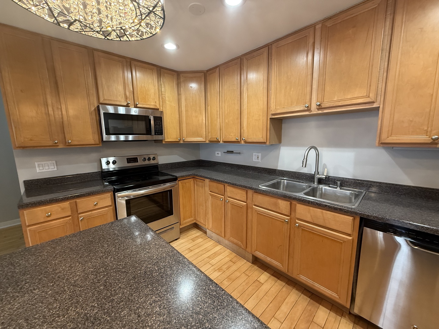 744 West Gordon Terrace, Unit 202 Chicago, IL 60613 - Photo 4 of 11