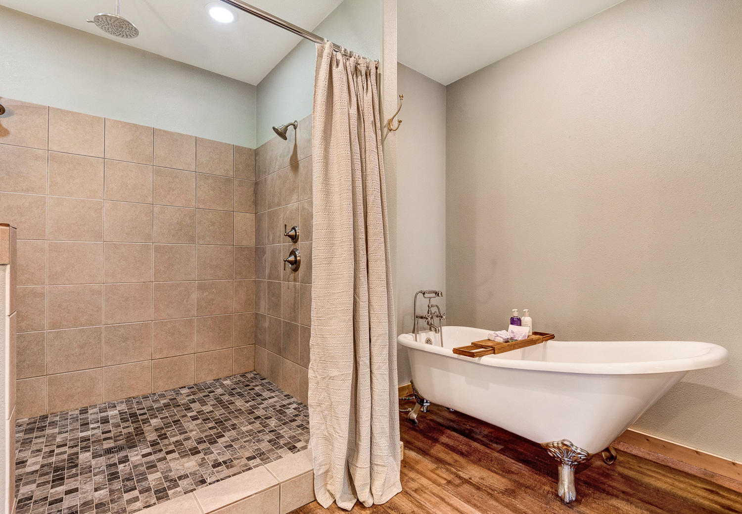 17256 Tholstrup Road Bend, OR 97707 - Photo 17 of 28 Master bathtub
