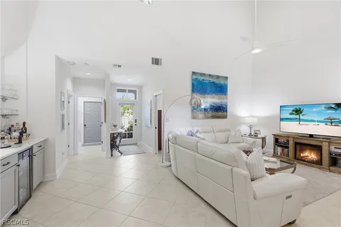 $1,695,000 | 4870 West W Boulevard, Unit 21, Naples, FL 34103