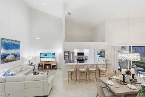 $1,695,000 | 4870 West W Boulevard, Unit 21, Naples, FL 34103