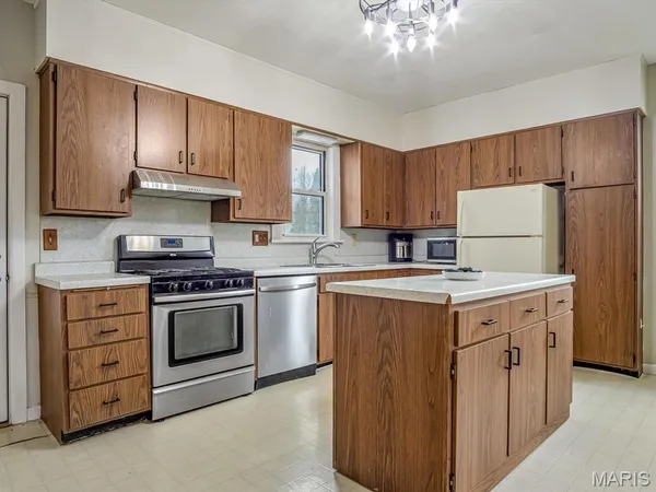 $340,000 | 1924 High Street, Chester, IL 62233