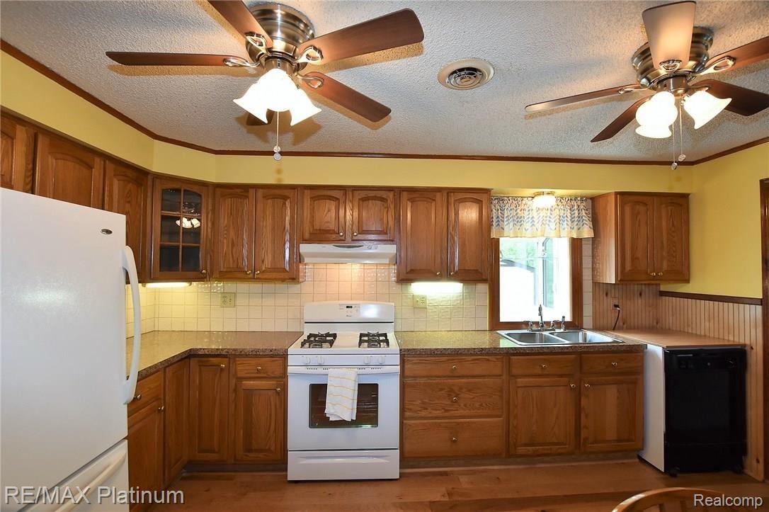 9100 River Valley Road Brighton, MI 48116 - Photo 13 of 26 DSC_4053.jpg
