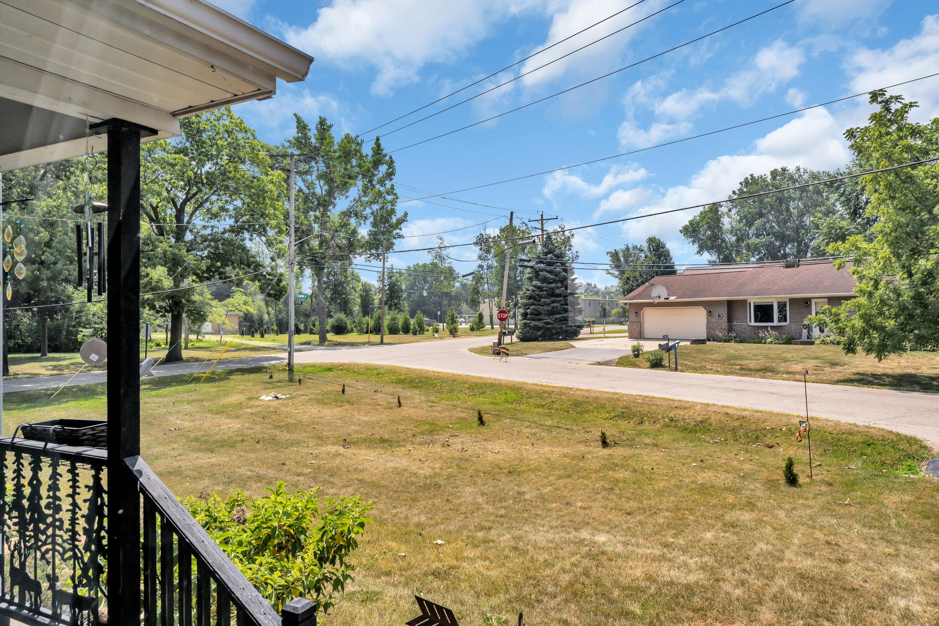 30810 Weiler Road Burlington, WI 53105 - Photo 3 of 37 Spacious front yard!