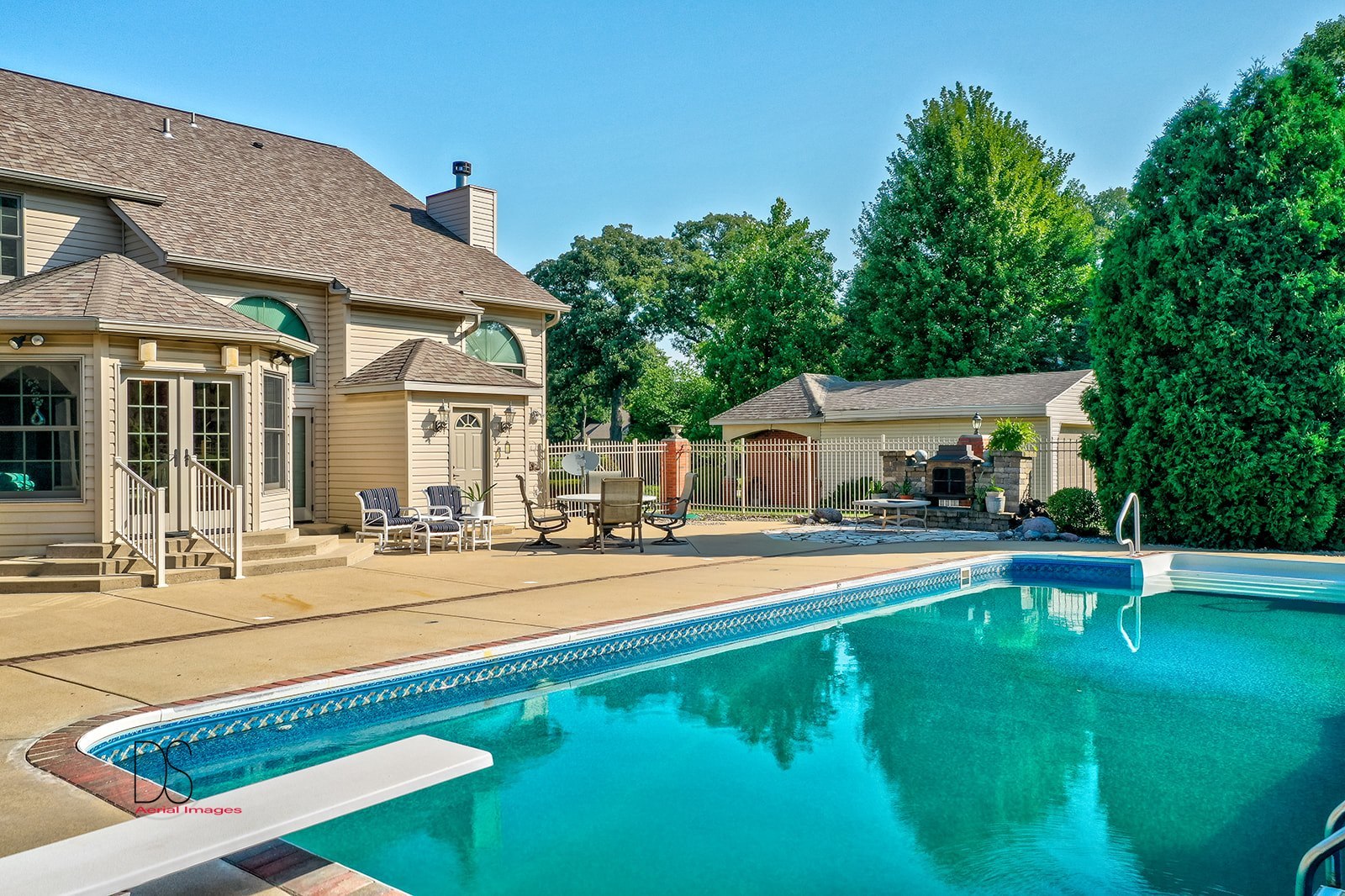 1638 Timber Lane Ottawa, IL 61350 - Photo 16 of 50 a view of a house with swimming pool and sitting area