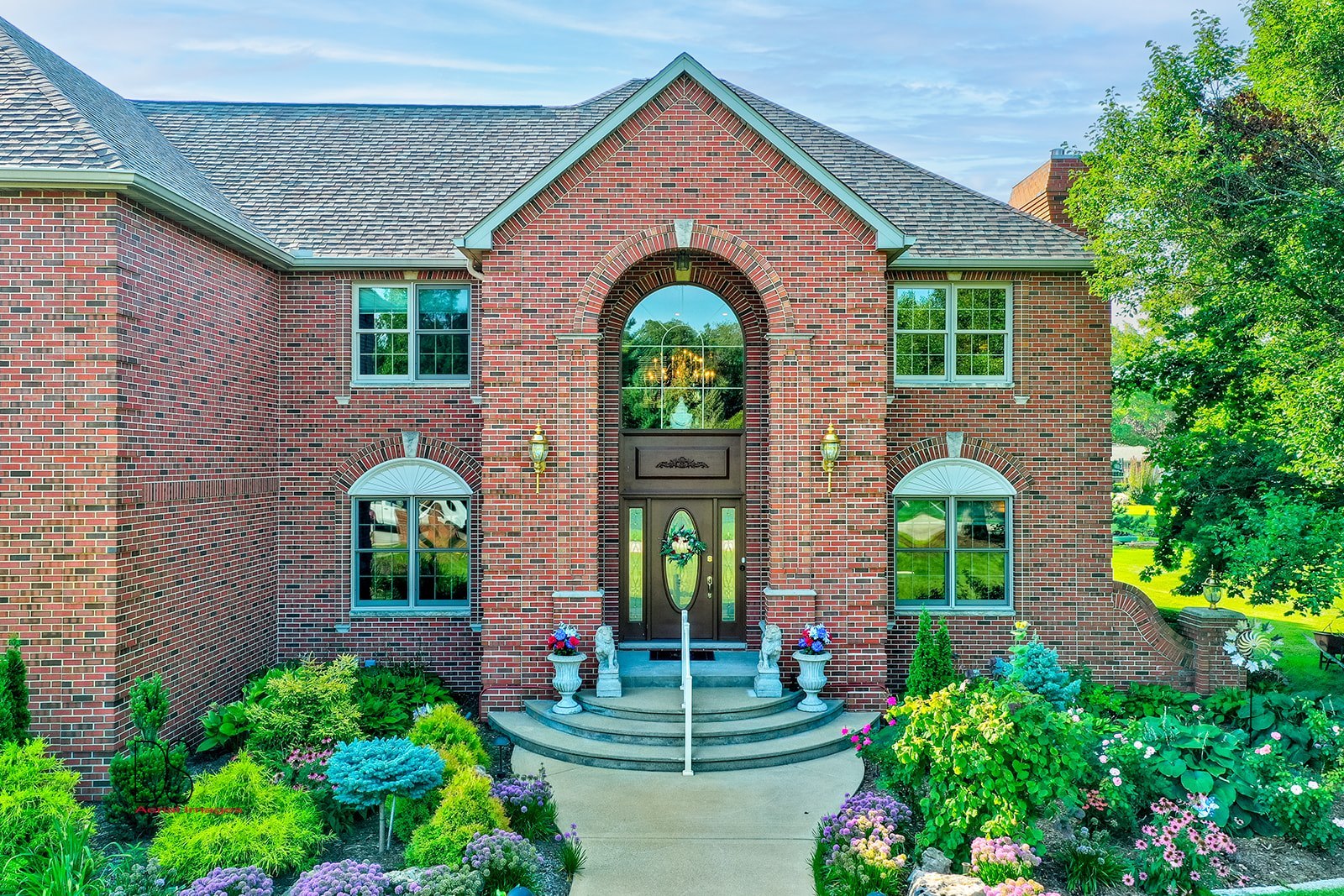 1638 Timber Lane Ottawa, IL 61350 - Photo 3 of 50 a front view of a house with garden
