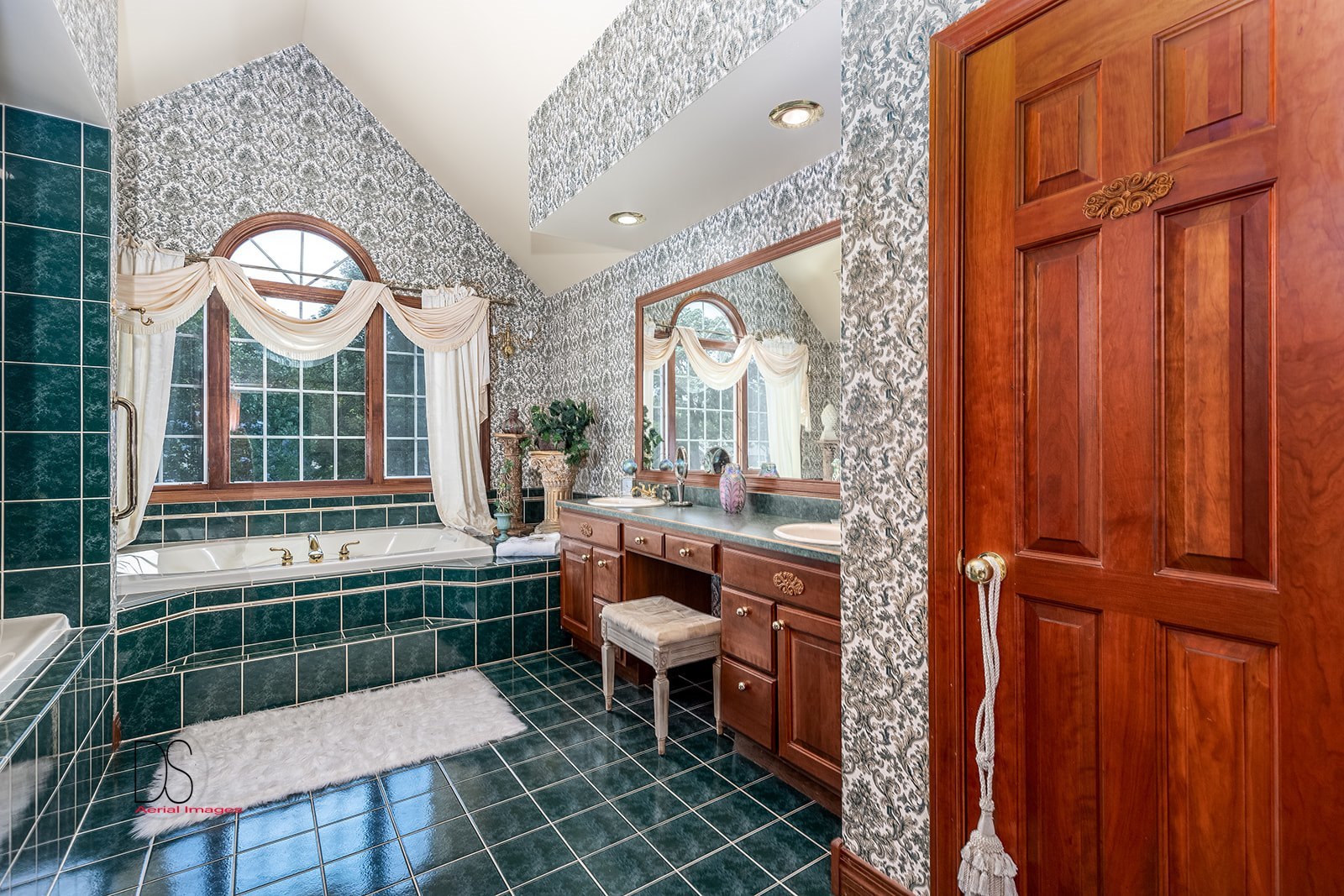 1638 Timber Lane Ottawa, IL 61350 - Photo 37 of 50 a view of a livingroom with furniture and window
