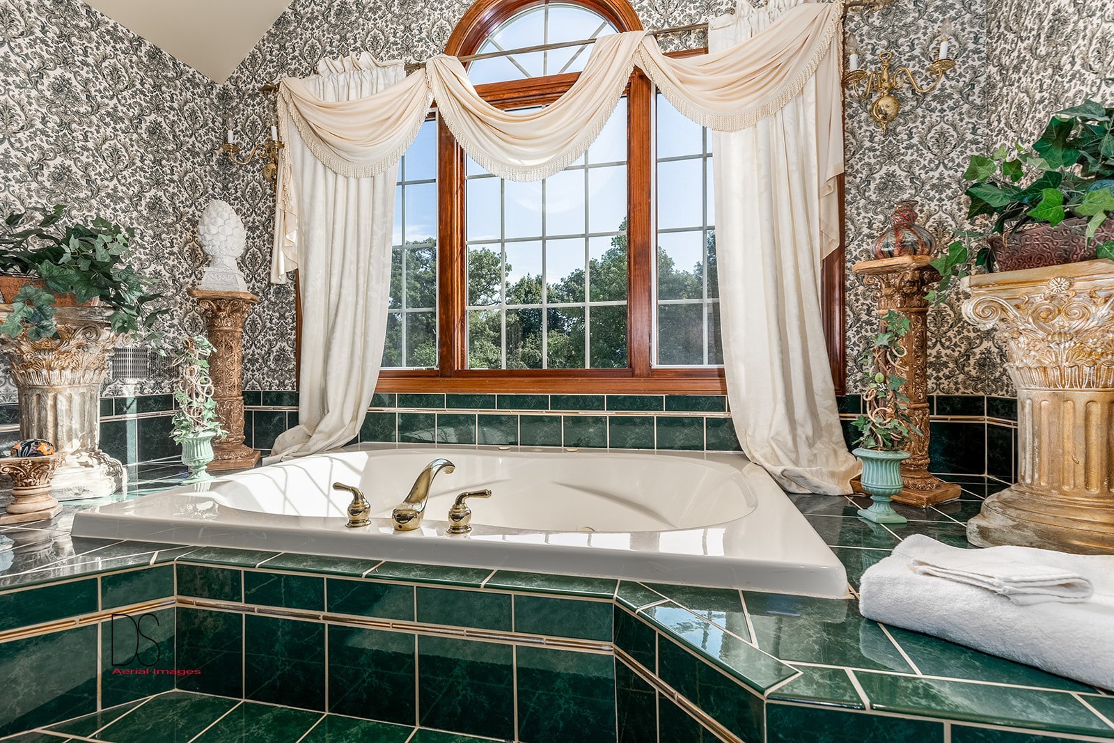 1638 Timber Lane Ottawa, IL 61350 - Photo 38 of 50 a view of an outdoor sitting area with brick walls