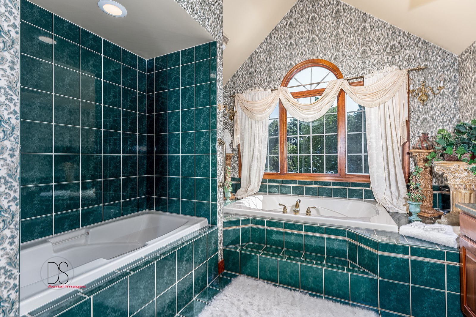 1638 Timber Lane Ottawa, IL 61350 - Photo 39 of 50 a bathroom with a tub a sink and mirror