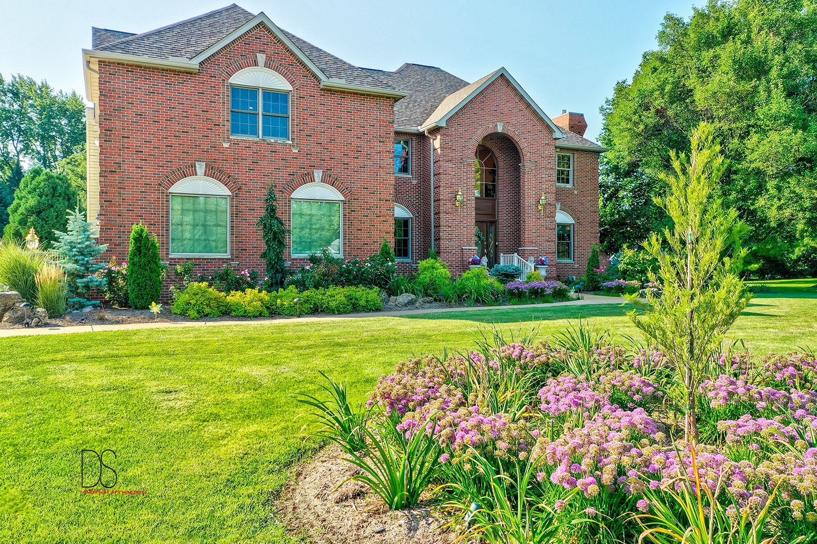1638 Timber Lane Ottawa, IL 61350 - Photo 4 of 50 a front view of a house with a garden