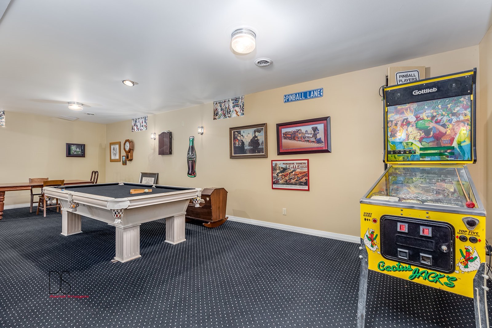 1638 Timber Lane Ottawa, IL 61350 - Photo 44 of 50 a living room with furniture and a rug