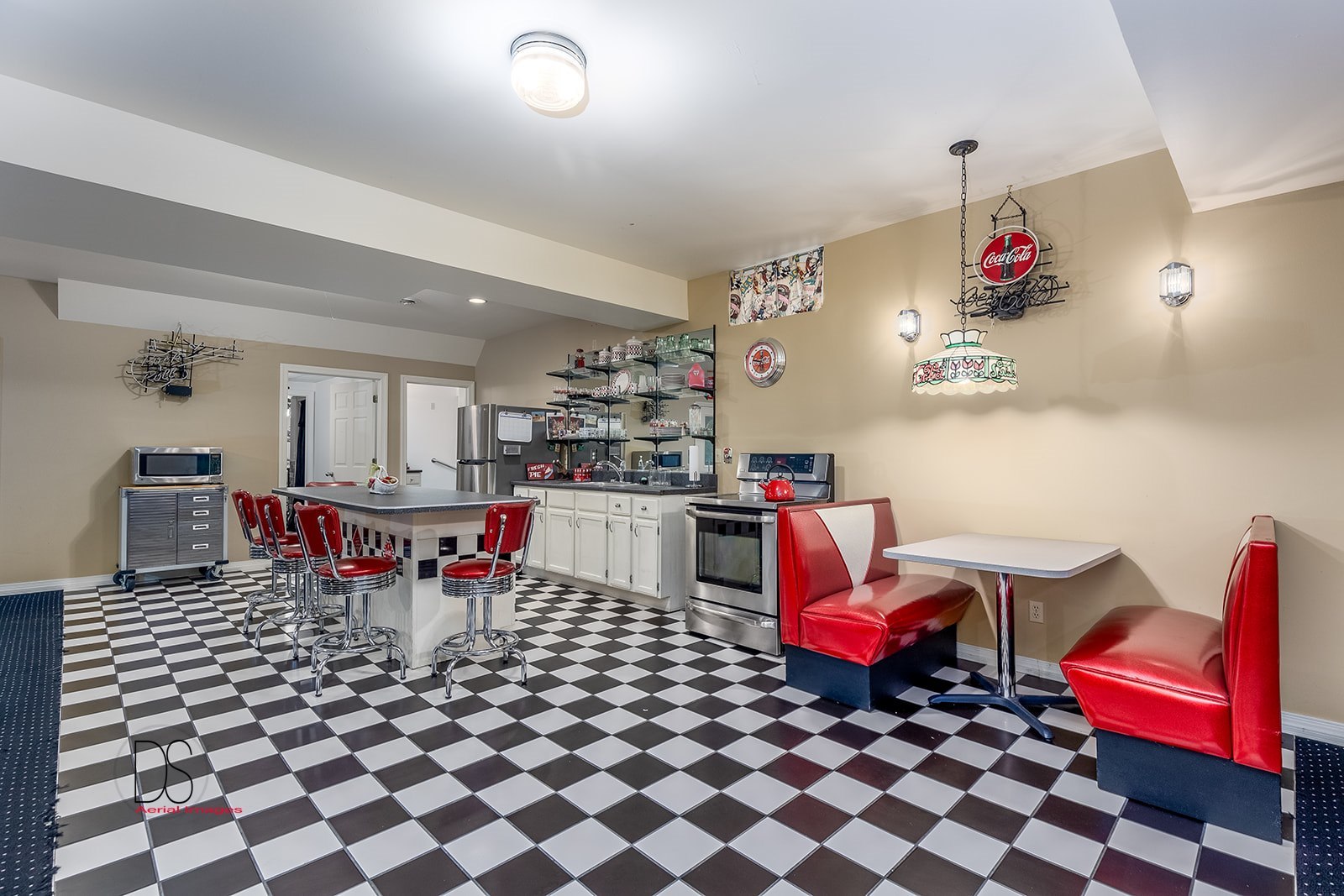 1638 Timber Lane Ottawa, IL 61350 - Photo 48 of 50 a living room with a couch and dining table
