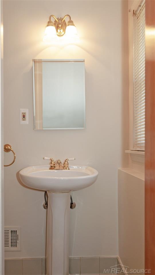 1724 Prestwick Road Grosse Pointe, MI 48236 - Photo 23 of 32 50022550-22.JPG