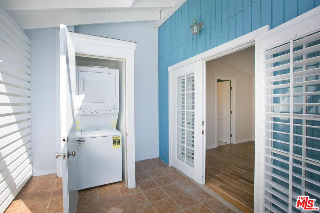 122 Montreal Street Playa del Rey, CA 90293 - Photo 17 of 30 a view of a bathroom from a hallway