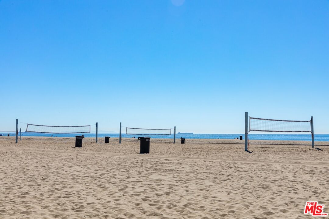 122 Montreal Street Playa del Rey, CA 90293 - Photo 27 of 30 a swimming pool with a bench