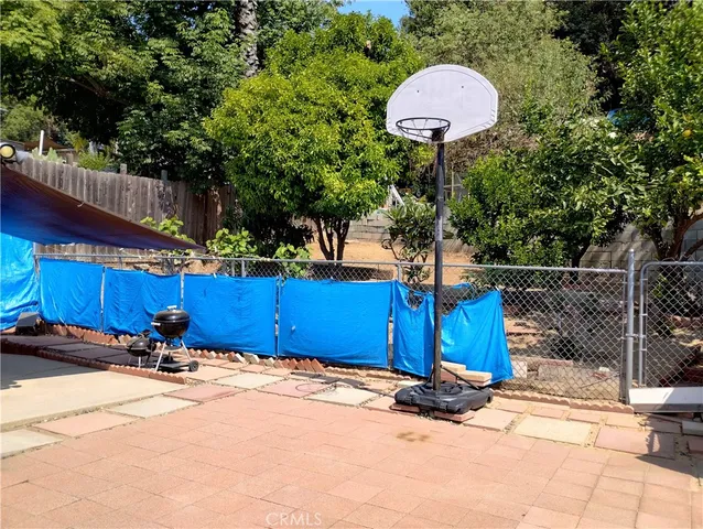 a view of a backyard with pathway