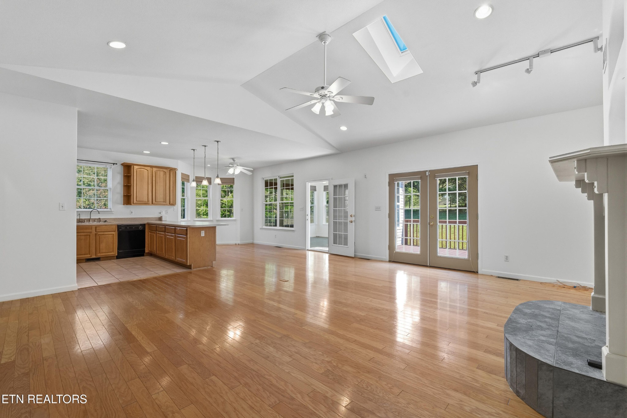 204 David Road Clinton, TN 37716 - Photo 7 of 38 Gallery Image 7