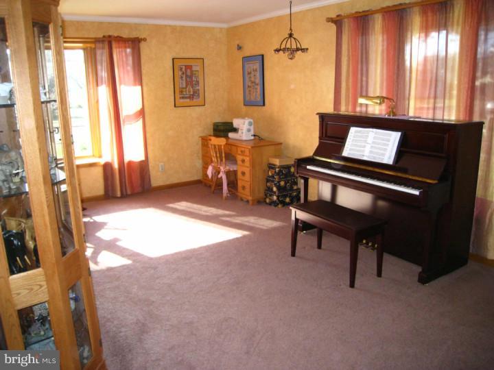 1713 Surrey Road Oreland, PA 19075 - Photo 4 of 25 Living Room