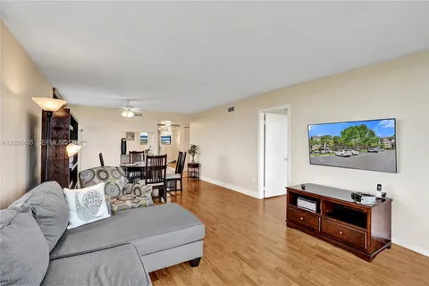 $240,000 | 901 Colony Point Circle, Unit 501, Pembroke Pines, FL 33026