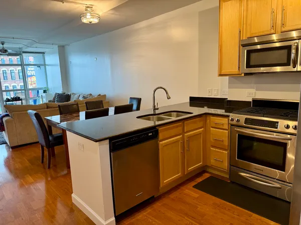 $3,400 | 1610 West Fullerton Avenue, Unit 303, Chicago, IL 60614