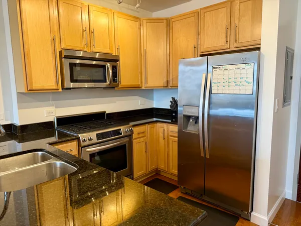 $3,400 | 1610 West Fullerton Avenue, Unit 303, Chicago, IL 60614