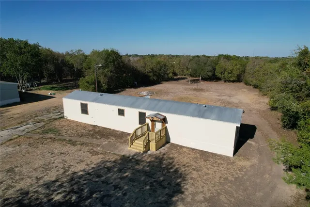 a view of a back yard