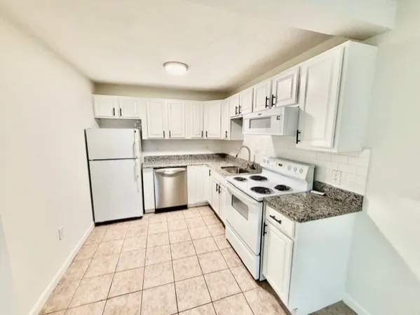 $1,850 | 900 Lexington Street, Unit B9, Waltham, MA 02452