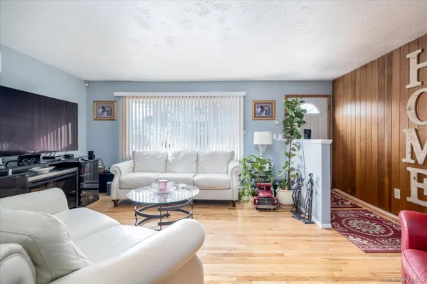 $579,000 | 33 Lukens Avenue, Brentwood, NY 11717