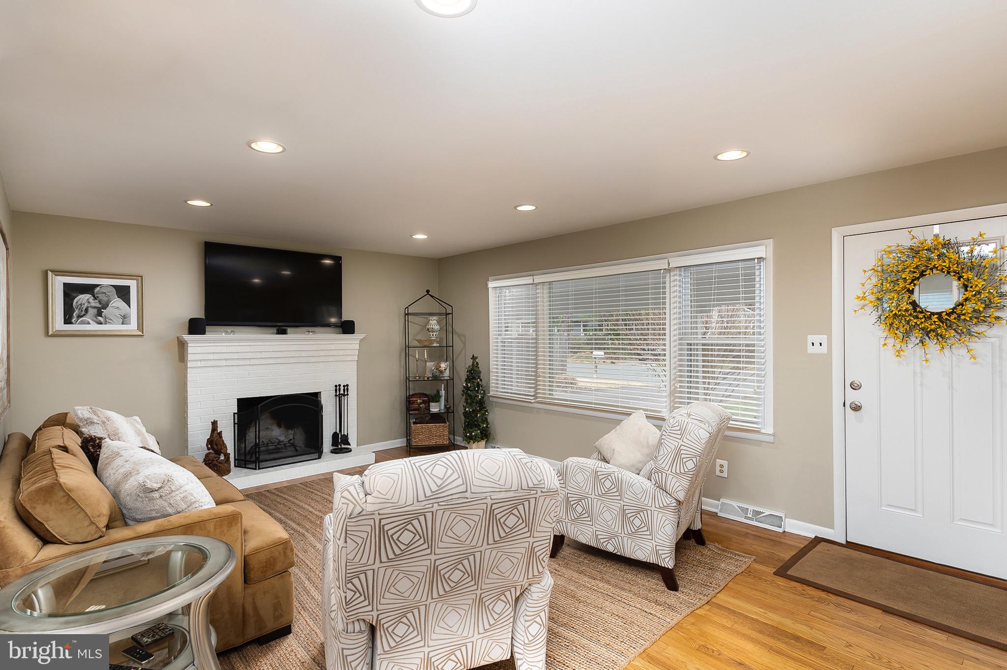 1460 Grandview Road Arnold, MD 21012 - Photo 8 of 40 Living Room