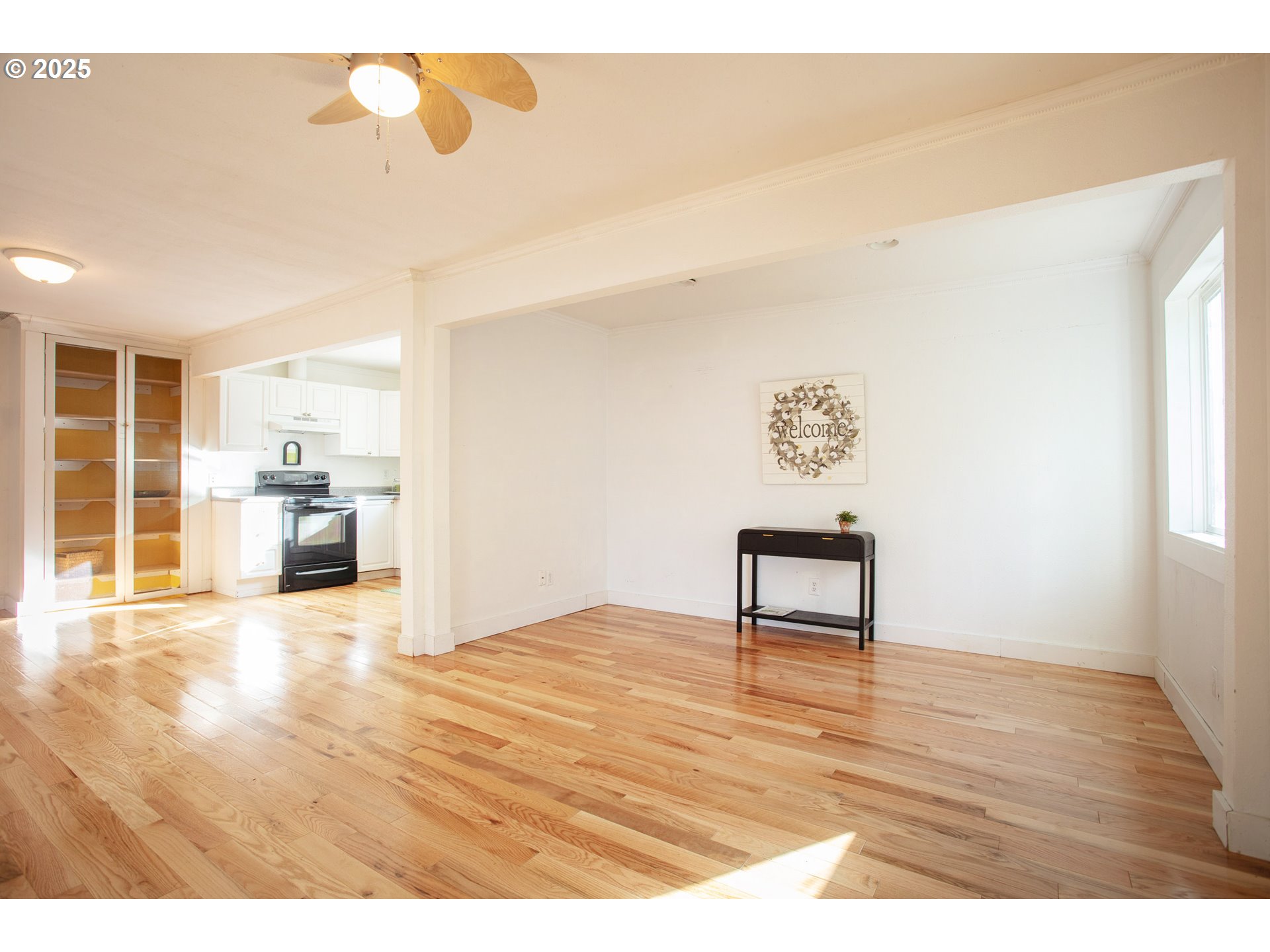 857 Kelly Boulevard Springfield, OR 97477 - Photo 6 of 27 a view of a livingroom with wooden floor