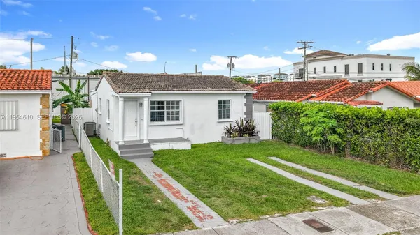 a view of a house with a yard