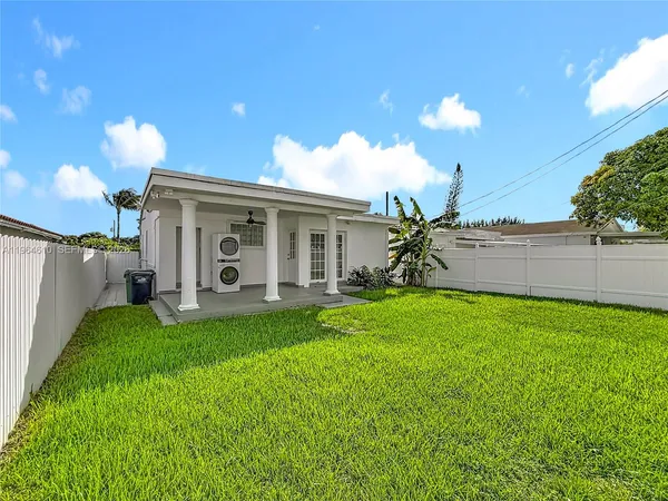 a view of a house with backyard