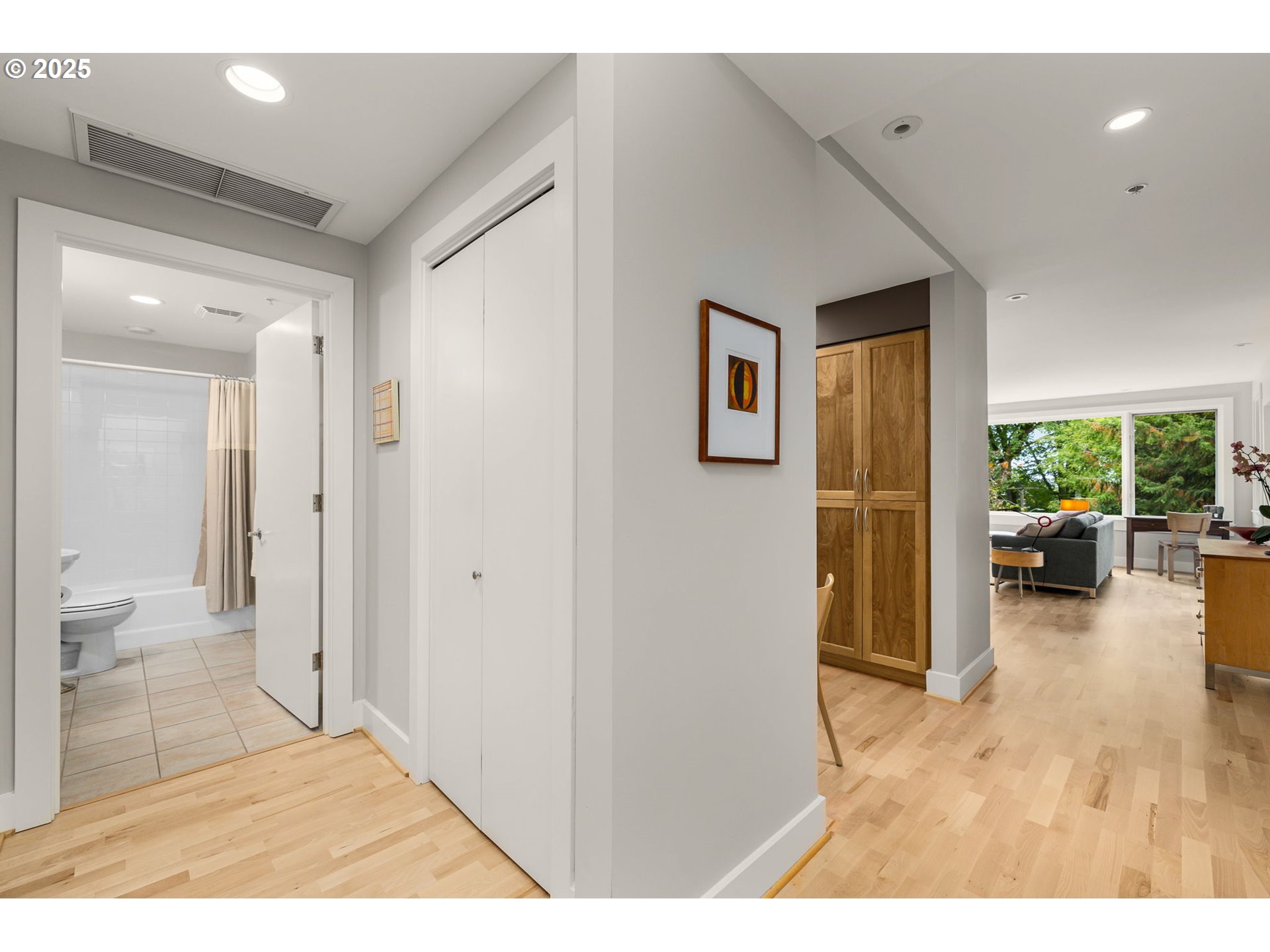780 Northwest Westover Square, Unit 3 Portland, OR 97210 - Photo 16 of 35 Hallway