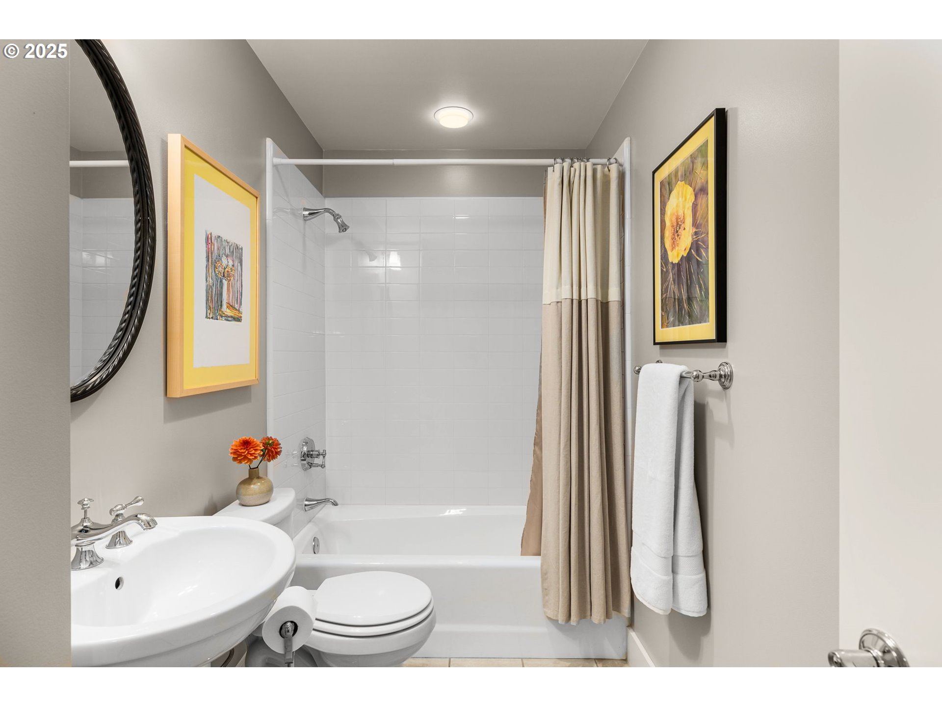 780 Northwest Westover Square, Unit 3 Portland, OR 97210 - Photo 17 of 35 Bathroom