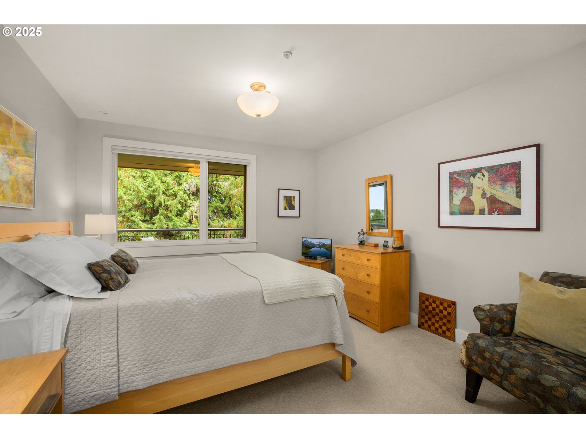 780 Northwest Westover Square, Unit 3 Portland, OR 97210 - Photo 21 of 35 Primary Bedroom